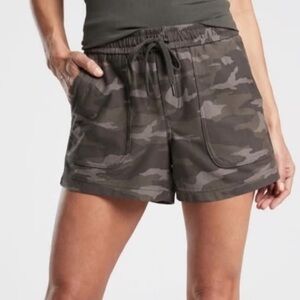 Athleta Camo Farallon Short Size 4